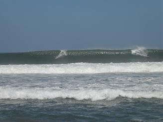 Zwei Surfer auf einer der riesigen Wellen